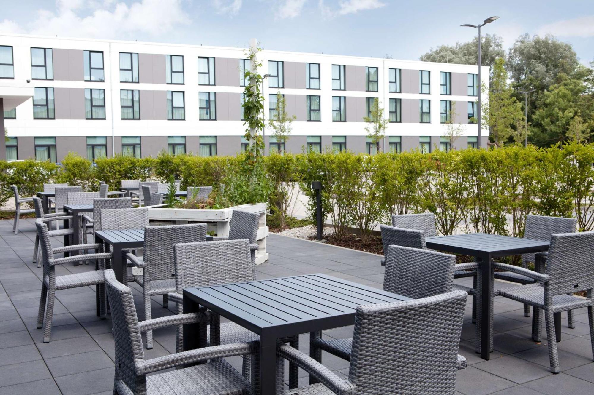 Hampton By Hilton Munich Airport South Hotel Hallbergmoos Exterior photo